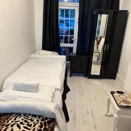 Happy Hours Home Stay London Exteriör bild